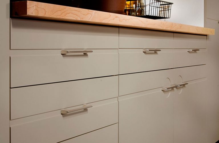 From kitchens and bedrooms to garages and offices, BTD Wood Powder Coating is the superior option for cabinetry & casework finishes.